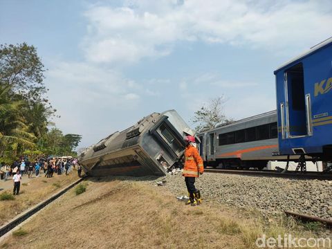 Kecelakaan kereta api (KA) yang melibatkan KA Argo Semeru dan KA Argo Wilis terjadi di wilayah Kalimenur, Kapanewon (Kecamatan) Sentolo, Kabupaten Kulon Progo, Selasa (17/10/2023) siang.