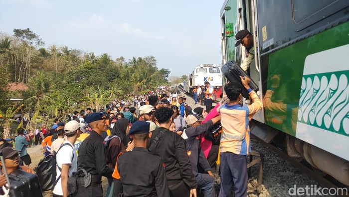 Penumpang kereta dievakuasi menggunakan kereta bandara YIA.