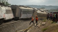 Kecelakaan tersebut melibatkan dua kereta api yaitu KA Argo Wilis jurusan Gambir-Surabaya dari arah Jakarta dengan KA Argo Semeru jurusan Bandung-Gubeng (Surabaya) dari Yogyakarta.