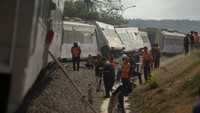 Saat ini petugas masih melaukan penanganan di dekat gerbong kereta api yang anjlok.