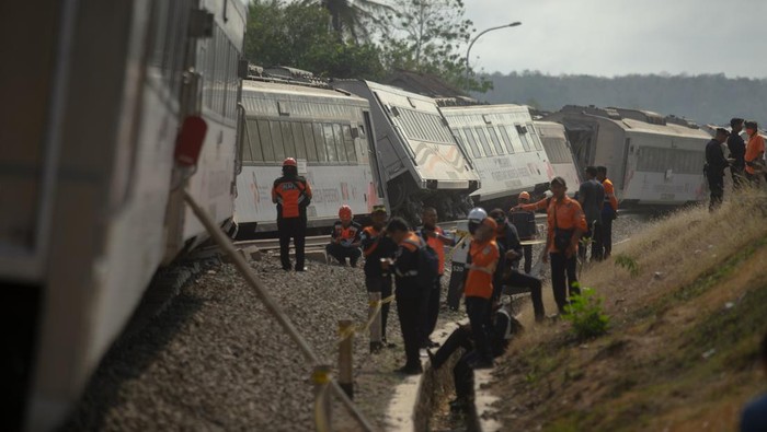 Penumpang membawa barang bawaan mereka di dekat gerbong kereta api yang anjlok akibat kecelakaan di kawasan Kalimenur, Sukoreno, Kulonprogo, D.I Yogyakarta, Selasa (17/10/2023). Kecelakaan tersebut melibatkan dua kereta api yaitu KA Argo Wilis  jurusan Gambir-Surabaya dari arah Jakarta dengan KA Argo Semeru jurusan Bandung-Gubeng (Surabaya) dari Yogyakarta. ANTARA FOTO/Andreas Fitri Atmoko/rwa.