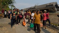 Sementara itu, penumpang kereta api yang hendak menuju ke Jakarta difasilitasi menuju ke Stasiun Wates, tempat kereta tujuan Stasiun Gambir Jakarta.