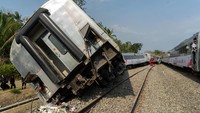 Ini dia penampakan kereta api yang anjlok akibat kecelakaan di kawasan Kalimenur, Sukoreno, Kulonprogo, D.I Yogyakarta, Selasa (17/10/2023).