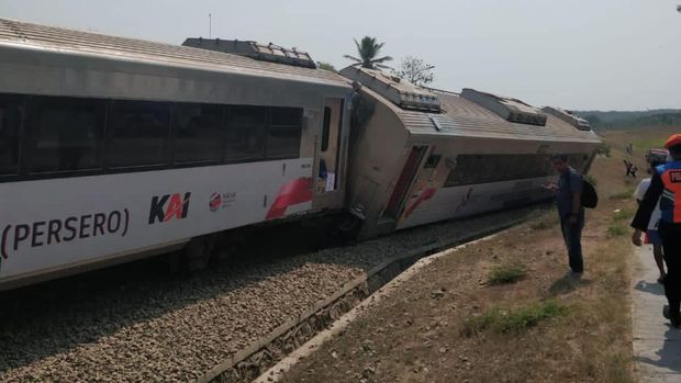 Kereta Api Argo Semeru anjlok di kilometer 520 +4 Petak Jalan Sentolo, Wates, Selasa (17/10). (Dok. Facebook @Chiara Hawnuhita)