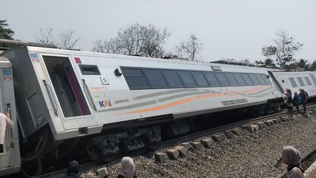 Kereta Api Argo Semeru anjlok di kilometer 520 +4 Petak Jalan Sentolo, Wates, Selasa (17/10). (Dok. Facebook @Chiara Hawnuhita)