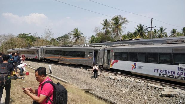 Kereta Api Argo Semeru anjlok di kilometer 520 +4 Petak Jalan Sentolo, Wates, Selasa (17/10). (Dok. Facebook @Chiara Hawnuhita)