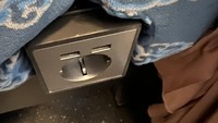 Di bagian bawah kursi Kereta Cepat Jakarta Bandung tersedia stop kontak, yang bisa digunakan untuk mengisi baterai ponsel hingga laptop. (Foto: Niken Widya Yunita/detikEdu)