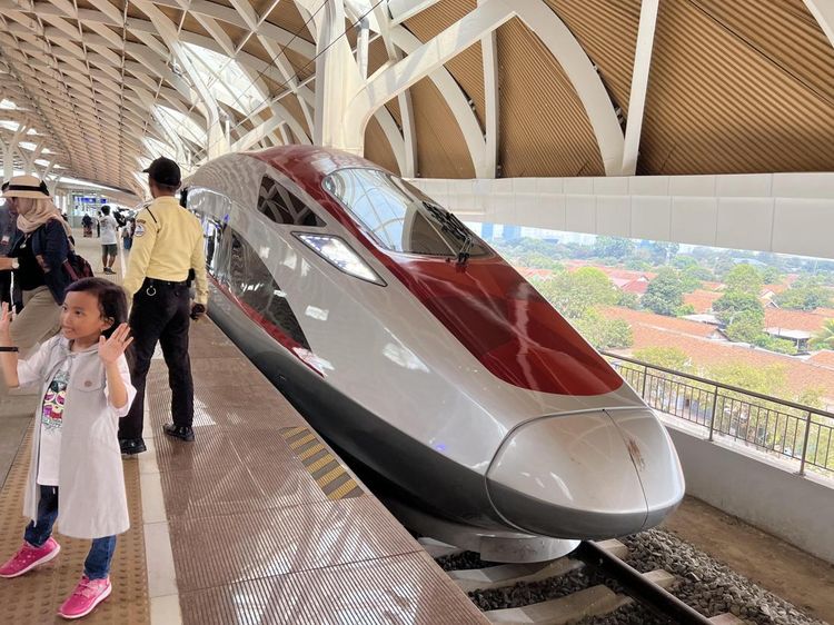 Melihat Lebih Dekat Kereta Cepat Jakarta Bandung Berkecepatan 350 Km/Jam