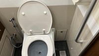 Kereta Cepat Jakarta Bandung juga memiliki fasilitas toilet aksesibel. Ketika detikEdu mencobanya, toilet sangat bersih. (Foto: Niken Widya Yunita/detikEdu)