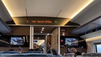 Momen kecepatan kereta dapat dilihat bersama oleh penumpang. Penumpang pun bisa memantau saat kereta melaju hingga 350 km/jam, whoosh! (Foto: Niken Widya Yunita/detikEdu) 