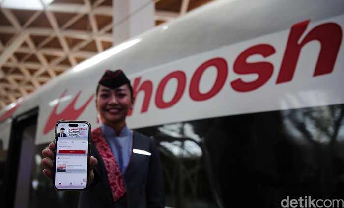 Menteri Perhubungan Budi Karya Sumadi meresmikan penjualan tiket Kereta Cepat Jakarta-Bandung Whoosh di Stasiun Halim, Jakarta Timur, Selasa (17/10/2023).