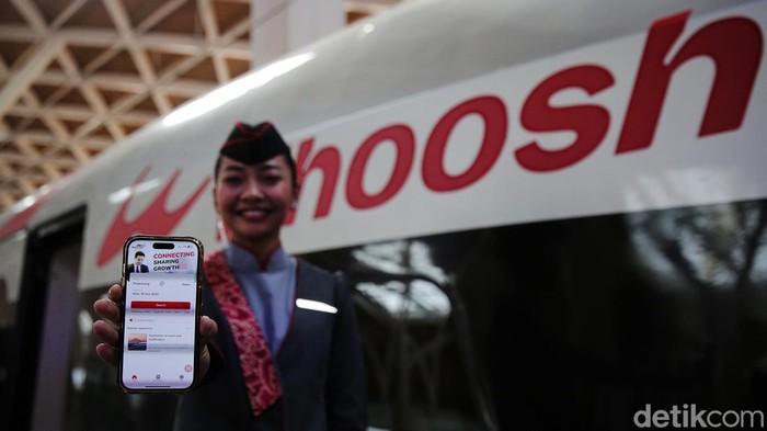 Menteri Perhubungan Budi Karya Sumadi meresmikan penjualan tiket Kereta Cepat Jakarta-Bandung Whoosh di Stasiun Halim, Jakarta Timur, Selasa (17/10/2023).