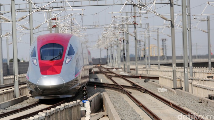 Menteri Perhubungan Budi Karya Sumadi meresmikan penjualan tiket Kereta Cepat Jakarta-Bandung Whoosh di Stasiun Halim, Jakarta Timur, Selasa (17/10/2023).