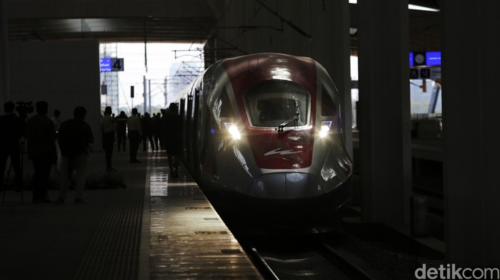 Menteri Perhubungan Budi Karya Sumadi meresmikan penjualan tiket Kereta Cepat Jakarta-Bandung Whoosh di Stasiun Halim, Jakarta Timur, Selasa (17/10/2023).