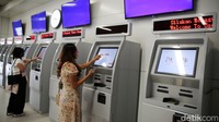 Mulai hari ini pula, pembayaran tiket Kereta Cepat Whoosh telah dapat dilakukan di berbagai channel pembayaran serta Virtual Account Bank Mandiri, BRI, dan BNI.  