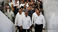 Menteri Perhubungan Budi Karya Sumadi meninjau Stasiun Halim di sela-sela peresmian penjualan tiket Kereta Cepat Jakarta-Bandung Whoosh.  