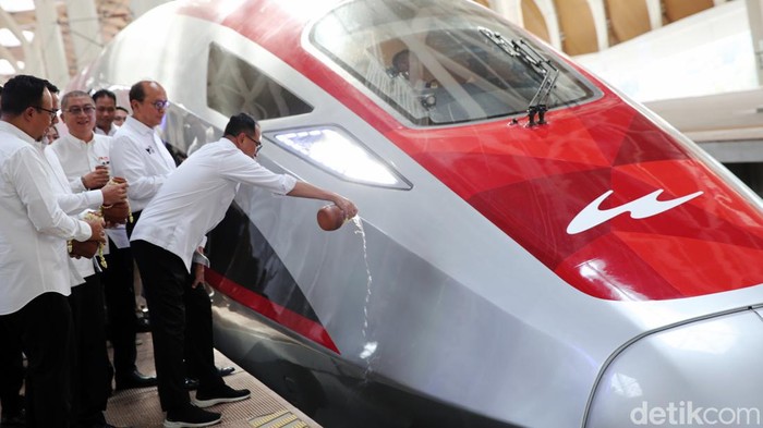 Kereta Cepat Whoosh Mulai Berbayar Menteri Perhubungan Budi Karya Sumadi meresmikan penjualan tiket Kereta Cepat Jakarta-Bandung Whoosh di Stasiun Halim, Jakarta Timur, Selasa (17/10/2023).