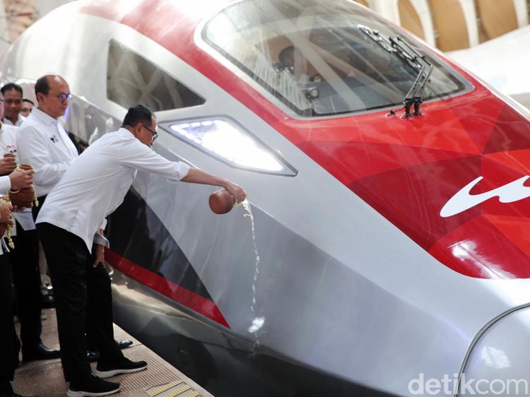 Kereta Cepat Whoosh Mulai Berbayar