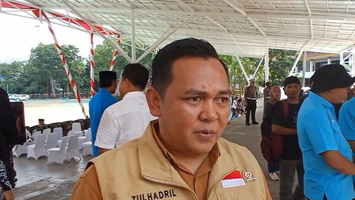 Ketua Bawaslu Kepri, Zulhadril Putra usai saat memberikan keterangan pada Selasa (17/10/2023). (Alamudin/detikSumut)