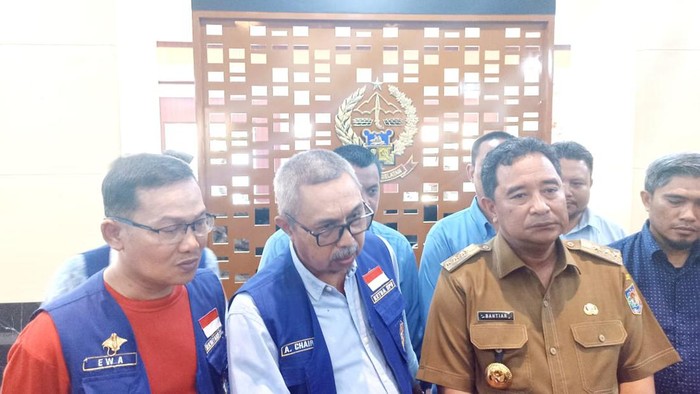 Ketua HNSI Sulsel A. Chairil Anwar (tengah), Pj Gubernur Sulsel Bahtiar Baharuddin (kanan).
