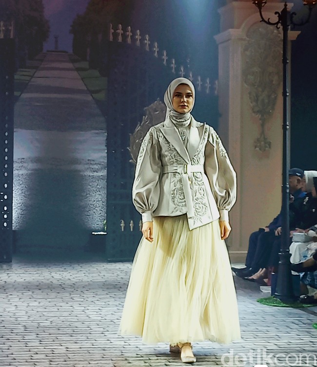 Ayu Dyah Andari dengan Putri Zulkifli Hasan berkolaborasi merilis koleksi yang mengusung bunga mawar sebagai tema. Bunga mawar dipilih karena sebagai metafora perempuan yang tangguh. Koleksi yang sudah ditampilkan di London Fashion Week ini dihadirkan kembali di Tanah Air dalam fashion show yang digelar di The Langham, Jakarta. Foto: Abduh/Wolipop.