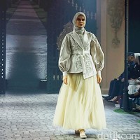 Ayu Dyah Andari dengan Putri Zulkifli Hasan berkolaborasi merilis koleksi yang mengusung bunga mawar sebagai tema. Bunga mawar dipilih karena sebagai metafora perempuan yang tangguh. Koleksi yang sudah ditampilkan di London Fashion Week ini dihadirkan kembali di Tanah Air dalam fashion show yang digelar di The Langham, Jakarta. Foto: Abduh/Wolipop.