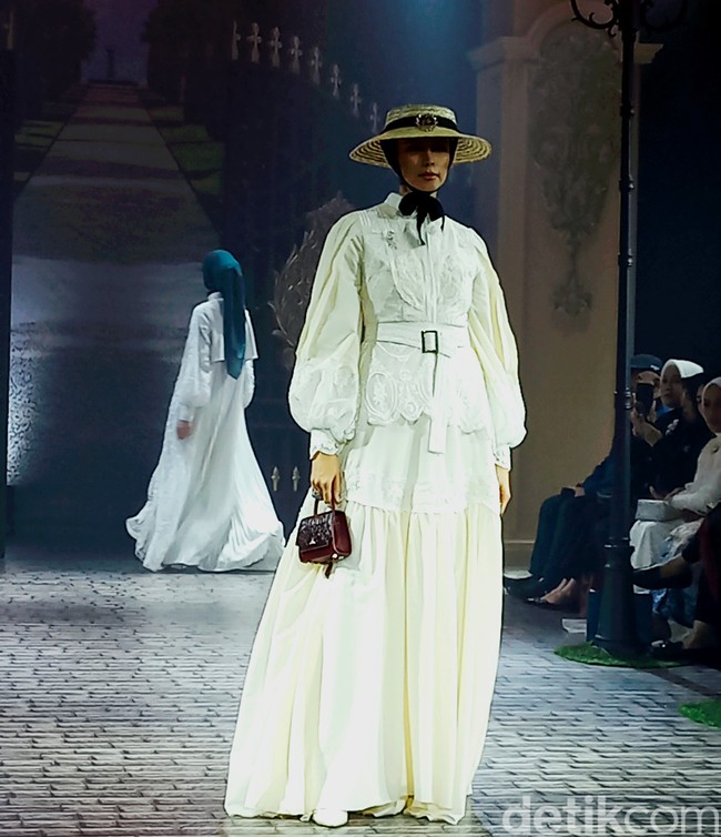 Ayu Dyah Andari dengan Putri Zulkifli Hasan berkolaborasi merilis koleksi yang mengusung bunga mawar sebagai tema. Bunga mawar dipilih karena sebagai metafora perempuan yang tangguh. Koleksi yang sudah ditampilkan di London Fashion Week ini dihadirkan kembali di Tanah Air dalam fashion show yang digelar di The Langham, Jakarta. Foto: Abduh/Wolipop.