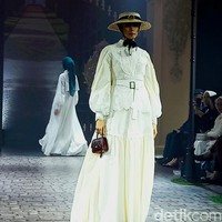 Ayu Dyah Andari dengan Putri Zulkifli Hasan berkolaborasi merilis koleksi yang mengusung bunga mawar sebagai tema. Bunga mawar dipilih karena sebagai metafora perempuan yang tangguh. Koleksi yang sudah ditampilkan di London Fashion Week ini dihadirkan kembali di Tanah Air dalam fashion show yang digelar di The Langham, Jakarta. Foto: Abduh/Wolipop.