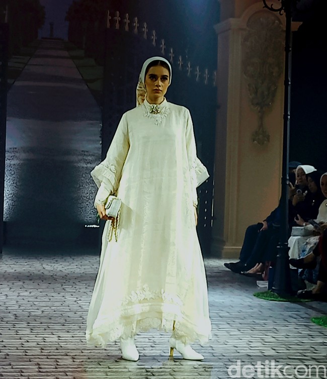 Ayu Dyah Andari dengan Putri Zulkifli Hasan berkolaborasi merilis koleksi yang mengusung bunga mawar sebagai tema. Bunga mawar dipilih karena sebagai metafora perempuan yang tangguh. Koleksi yang sudah ditampilkan di London Fashion Week ini dihadirkan kembali di Tanah Air dalam fashion show yang digelar di The Langham, Jakarta. Foto: Abduh/Wolipop.