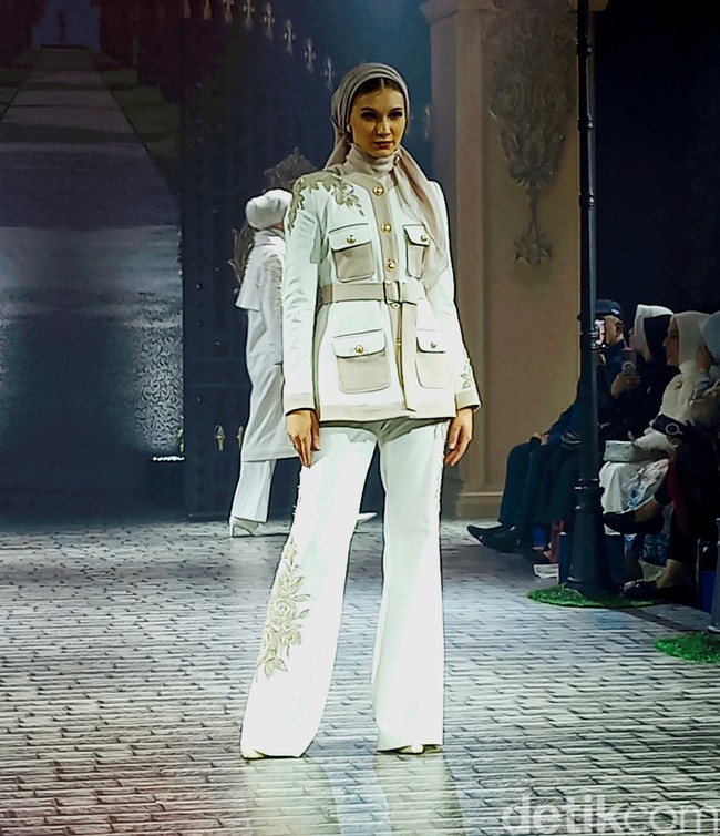 Ayu Dyah Andari dengan Putri Zulkifli Hasan berkolaborasi merilis koleksi yang mengusung bunga mawar sebagai tema. Bunga mawar dipilih karena sebagai metafora perempuan yang tangguh. Koleksi yang sudah ditampilkan di London Fashion Week ini dihadirkan kembali di Tanah Air dalam fashion show yang digelar di The Langham, Jakarta. Foto: Abduh/Wolipop.