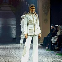 Ayu Dyah Andari dengan Putri Zulkifli Hasan berkolaborasi merilis koleksi yang mengusung bunga mawar sebagai tema. Bunga mawar dipilih karena sebagai metafora perempuan yang tangguh. Koleksi yang sudah ditampilkan di London Fashion Week ini dihadirkan kembali di Tanah Air dalam fashion show yang digelar di The Langham, Jakarta. Foto: Abduh/Wolipop.