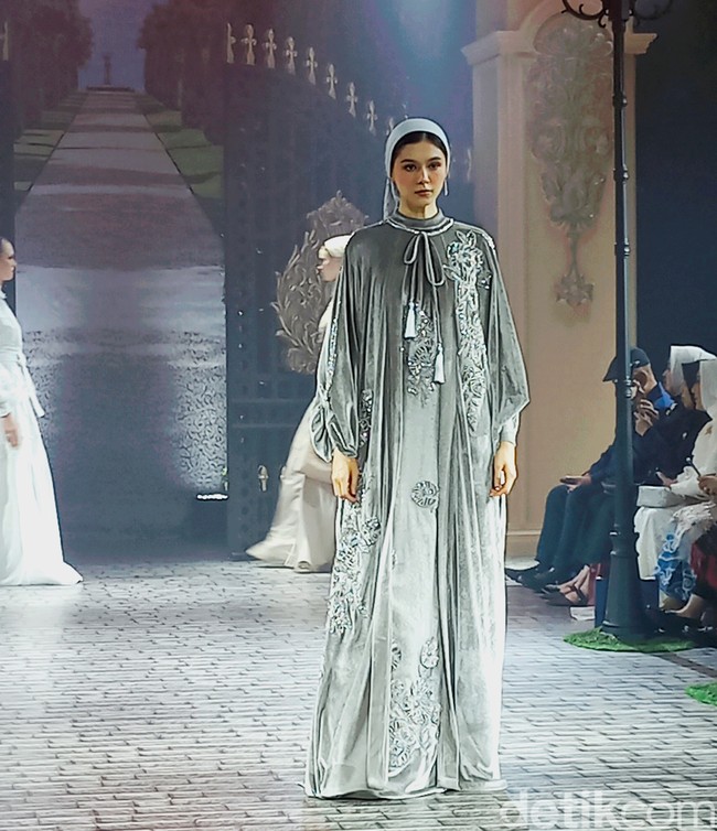 Ayu Dyah Andari dengan Putri Zulkifli Hasan berkolaborasi merilis koleksi yang mengusung bunga mawar sebagai tema. Bunga mawar dipilih karena sebagai metafora perempuan yang tangguh. Koleksi yang sudah ditampilkan di London Fashion Week ini dihadirkan kembali di Tanah Air dalam fashion show yang digelar di The Langham, Jakarta. Foto: Abduh/Wolipop.  