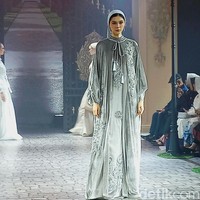 Ayu Dyah Andari dengan Putri Zulkifli Hasan berkolaborasi merilis koleksi yang mengusung bunga mawar sebagai tema. Bunga mawar dipilih karena sebagai metafora perempuan yang tangguh. Koleksi yang sudah ditampilkan di London Fashion Week ini dihadirkan kembali di Tanah Air dalam fashion show yang digelar di The Langham, Jakarta. Foto: Abduh/Wolipop.  