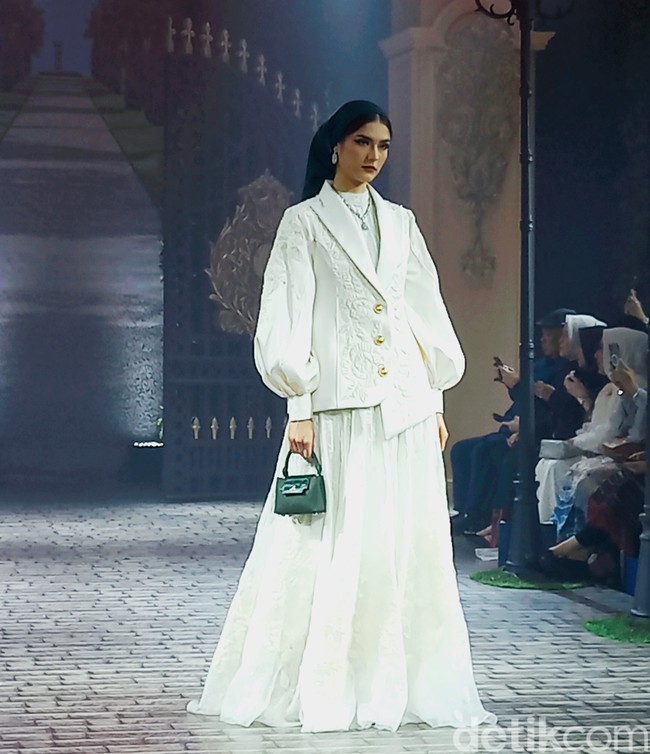 Ayu Dyah Andari dengan Putri Zulkifli Hasan berkolaborasi merilis koleksi yang mengusung bunga mawar sebagai tema. Bunga mawar dipilih karena sebagai metafora perempuan yang tangguh. Koleksi yang sudah ditampilkan di London Fashion Week ini dihadirkan kembali di Tanah Air dalam fashion show yang digelar di The Langham, Jakarta. Foto: Abduh/Wolipop.