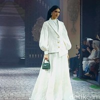 Ayu Dyah Andari dengan Putri Zulkifli Hasan berkolaborasi merilis koleksi yang mengusung bunga mawar sebagai tema. Bunga mawar dipilih karena sebagai metafora perempuan yang tangguh. Koleksi yang sudah ditampilkan di London Fashion Week ini dihadirkan kembali di Tanah Air dalam fashion show yang digelar di The Langham, Jakarta. Foto: Abduh/Wolipop.