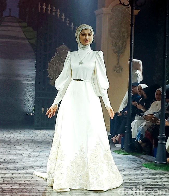 Ayu Dyah Andari dengan Putri Zulkifli Hasan berkolaborasi merilis koleksi yang mengusung bunga mawar sebagai tema. Bunga mawar dipilih karena sebagai metafora perempuan yang tangguh. Koleksi yang sudah ditampilkan di London Fashion Week ini dihadirkan kembali di Tanah Air dalam fashion show yang digelar di The Langham, Jakarta. Foto: Abduh/Wolipop.
