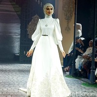 Ayu Dyah Andari dengan Putri Zulkifli Hasan berkolaborasi merilis koleksi yang mengusung bunga mawar sebagai tema. Bunga mawar dipilih karena sebagai metafora perempuan yang tangguh. Koleksi yang sudah ditampilkan di London Fashion Week ini dihadirkan kembali di Tanah Air dalam fashion show yang digelar di The Langham, Jakarta. Foto: Abduh/Wolipop.