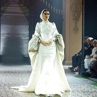 Ayu Dyah Andari dengan Putri Zulkifli Hasan berkolaborasi merilis koleksi yang mengusung bunga mawar sebagai tema. Bunga mawar dipilih karena sebagai metafora perempuan yang tangguh. Koleksi yang sudah ditampilkan di London Fashion Week ini dihadirkan kembali di Tanah Air dalam fashion show yang digelar di The Langham, Jakarta. Foto: Abduh/Wolipop.