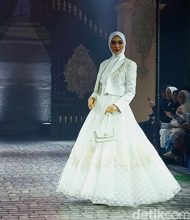 Ayu Dyah Andari dengan Putri Zulkifli Hasan berkolaborasi merilis koleksi yang mengusung bunga mawar sebagai tema. Bunga mawar dipilih karena sebagai metafora perempuan yang tangguh. Koleksi yang sudah ditampilkan di London Fashion Week ini dihadirkan kembali di Tanah Air dalam fashion show yang digelar di The Langham, Jakarta. Foto: Abduh/Wolipop.