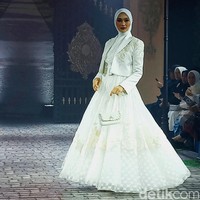Ayu Dyah Andari dengan Putri Zulkifli Hasan berkolaborasi merilis koleksi yang mengusung bunga mawar sebagai tema. Bunga mawar dipilih karena sebagai metafora perempuan yang tangguh. Koleksi yang sudah ditampilkan di London Fashion Week ini dihadirkan kembali di Tanah Air dalam fashion show yang digelar di The Langham, Jakarta. Foto: Abduh/Wolipop.