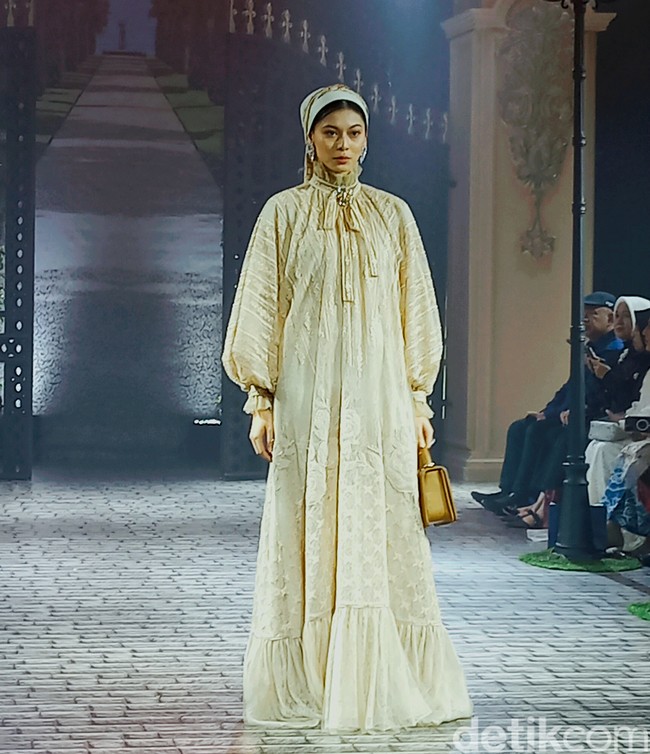 Ayu Dyah Andari dengan Putri Zulkifli Hasan berkolaborasi merilis koleksi yang mengusung bunga mawar sebagai tema. Bunga mawar dipilih karena sebagai metafora perempuan yang tangguh. Koleksi yang sudah ditampilkan di London Fashion Week ini dihadirkan kembali di Tanah Air dalam fashion show yang digelar di The Langham, Jakarta. Foto: Abduh/Wolipop.  