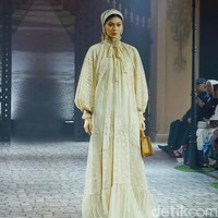Ayu Dyah Andari dengan Putri Zulkifli Hasan berkolaborasi merilis koleksi yang mengusung bunga mawar sebagai tema. Bunga mawar dipilih karena sebagai metafora perempuan yang tangguh. Koleksi yang sudah ditampilkan di London Fashion Week ini dihadirkan kembali di Tanah Air dalam fashion show yang digelar di The Langham, Jakarta. Foto: Abduh/Wolipop.  