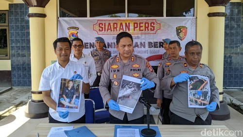 Konferensi pers kasus pria tebas tangan kawan sampai putus di Mapolres Lombok Barat, NTB.