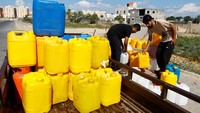 Masyarakat di Gaza terpaksa minum air asin, di tengah meningkatnya permintaan sumber daya di wilayah selatan akibat berlanjutnya pengepungan Israel. Seorang warga Khan Younis, Mohammad Jamal Saqr secara sukarela mengisi tabung-tabung dengan air garam dari keran umum dan mengirimkannya dengan becak ke keluarga-keluarga. REUTERS/Ibraheem Abu Mustafa