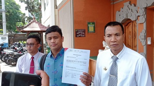 Tim kuasa hukum Jero Dasaran Alit usai mendaftarkan gugatan praperadilan di PN Tabanan, Selasa (17/10/2023).
