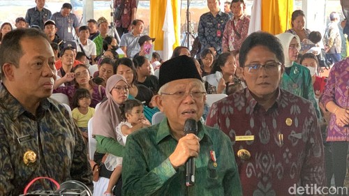Wakil Presiden KH Maruf Amin saat kunjungan kerja di Banjar Mumbul, Kelurahan Benoa, Kecamatan Kuta Selatan, Badung, Selasa (17/10/2023).