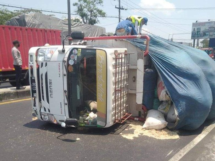 Laka tunggal truk terguling di pertigaan Sumberwuni, Lawang