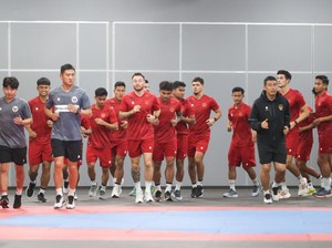 Hujan Deras di Brunei Bikin Timnas Indonesia Latihan di Lapangan Indoor