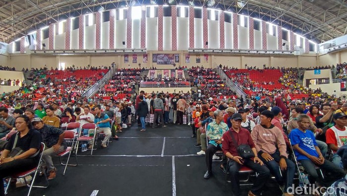 Massa pendukung Gibran dorong jadi cawapres Prabowo di Semarang, Selasa (10/17/2023)
