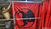 Usaha sablon dan atribut parpol selalu kebanjiran pesanan setiap menjelang Pemilu.
